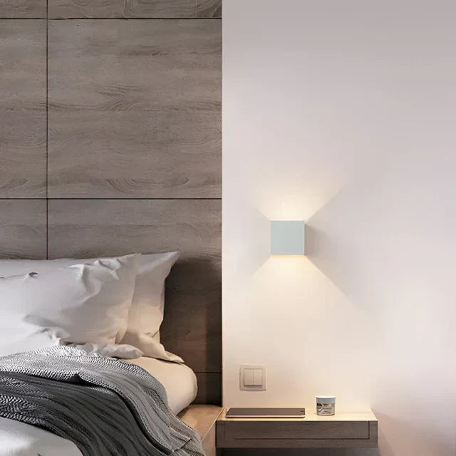 Kabellose Wandlampe für Innen und Außen | LED-Wandlampe mit Batterie und Sensor in Schwarz und Weiß